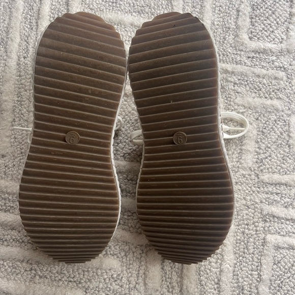 Universal Thread Persephone Sneaker - Picture 2 of 8